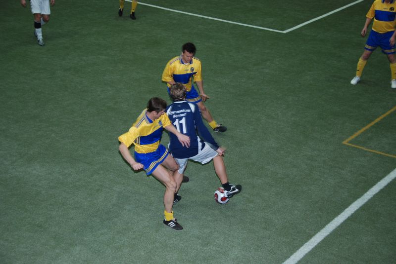 In der gegnerischen Hälfte verlieren Lehrer und Youngsters den Ball und kassieren in letzter Minute den Ausgleich.