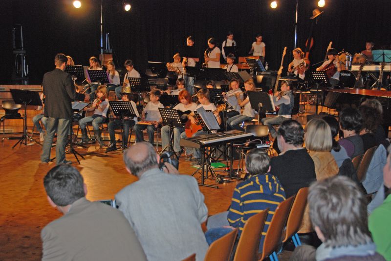 Der musikalische Nachwuchs - die 5d unter der Leitung von Herrn Busch.