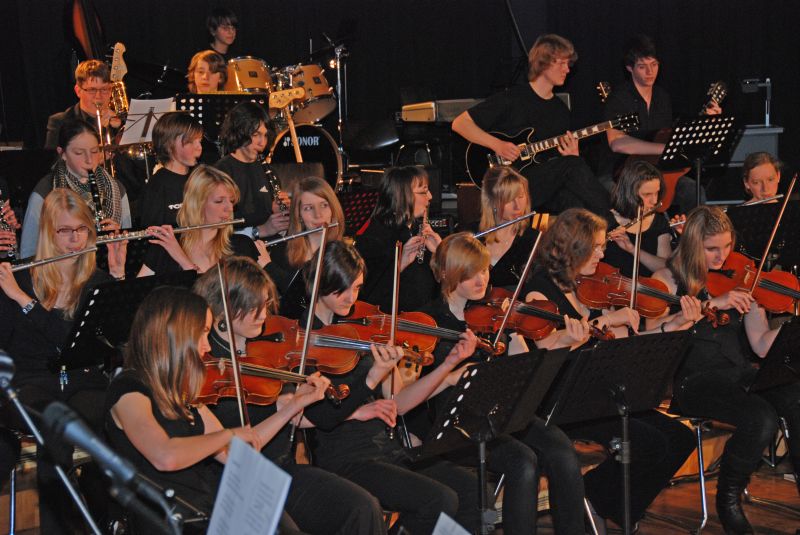 Das Schulorchester fiel nicht nur durch einheitliche Kleidung auf.