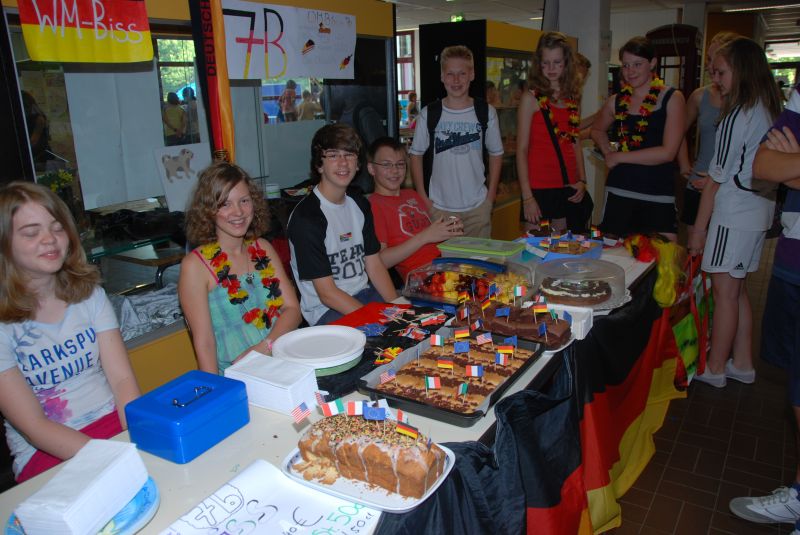 Der Kuchenstand der 7b in voller Pracht.
