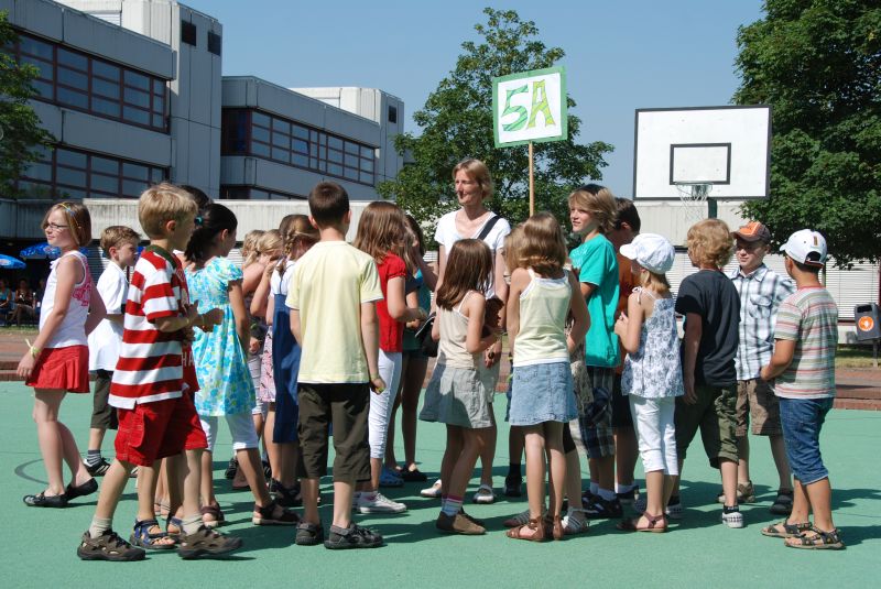 Hier etwa hat die zukünftige Latein Plus-Klasse 5a unter der Leitung von Frau Heinz zusammengefunden.