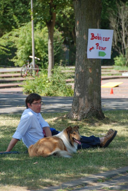 Herr und Hund verschnaufen in der Mittagshitze.