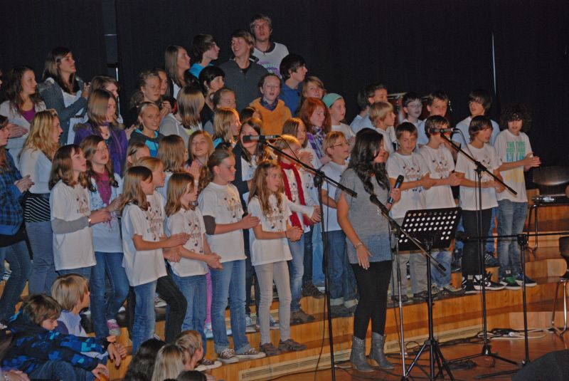 Der SGH-Song, vorgetragen von der 6d, dem Schulchor und Florentina als Solistin.