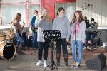 Die Band-AG, hier mit Pauline am Mikro.