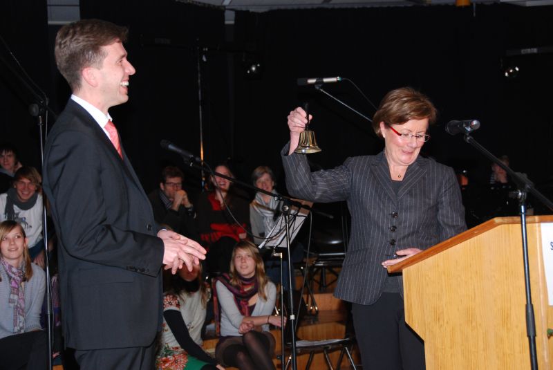 Übergabe der Konferenzglocke an den Nachfolger, Herrn Roth.