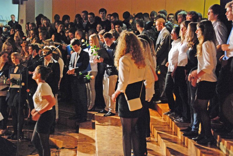 Der Oberstufenchor und die Abiturienten singen unseren Song.