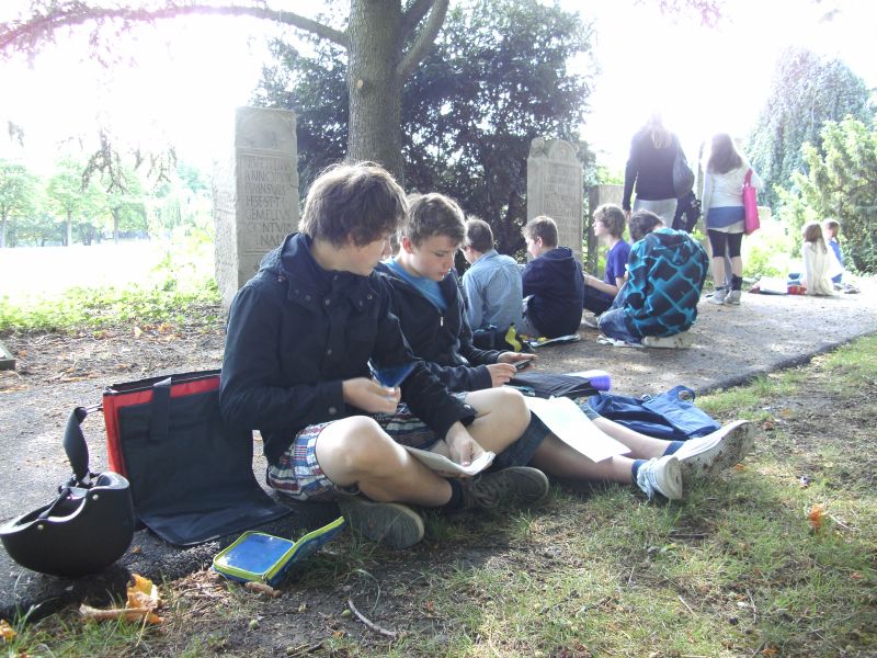 Hendrik und Jannis bei der Arbeit.