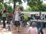 Die Unterstufenband rockt auf der Schulfest-Bühne.