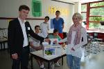 Ist das wirklich ein altes Handy, das Herr Roth hier für einen guten Zweck spendet - oder will er sichergehen, in den Sommerferien nichts von der Schule zu hören?