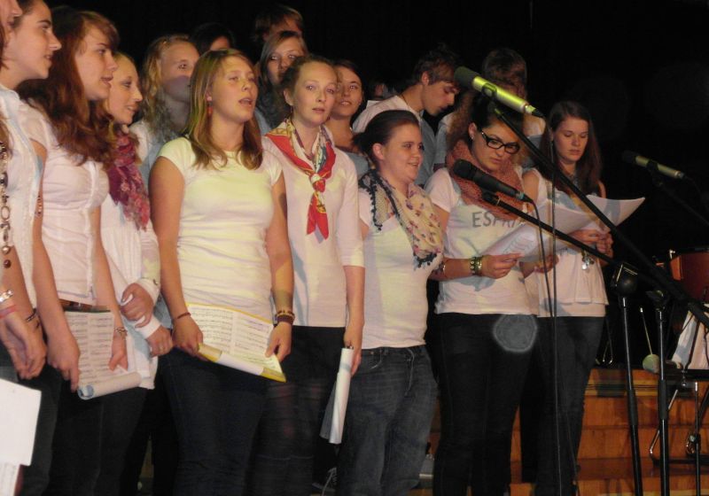 Auch der Oberstufenchor singt aus vollem Halse.