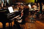 Die ersten Töne an der neuen Schule: Die Con Brio-Klassen 5d und 5e eröffnen das Konzert.