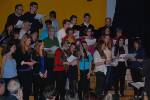 Der Schulchor, verstärkt von Eltern und Lehrern.
