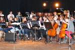 … am Schlagzeug - die ungewöhnliche Position des Dirigenten sorgt derweil für gute Stimmung beim Schulorchester.