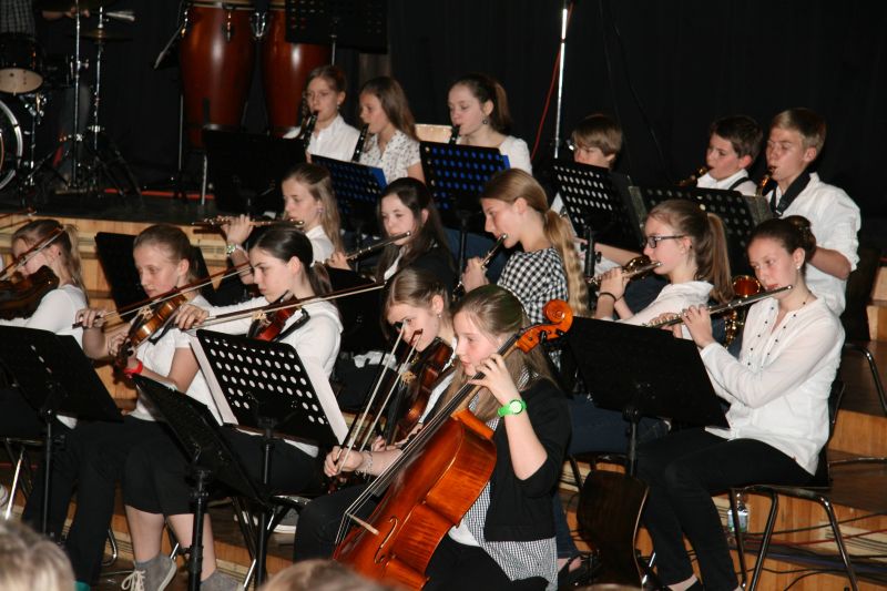 Wie immer hochkonzentriert: Das Schulorchester, diesmal unter den Fittichen von Frau Nonnemann.