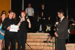 Abschied nach 8 Jahren Musik am SGH von der ersten ConBrio-Generation: Camilla und Alex bedanken sich bei Herrn Busch.