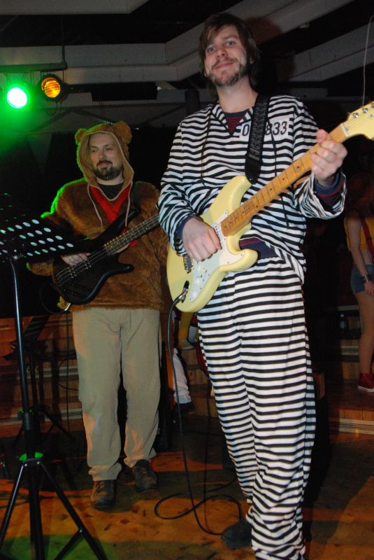 Jailhouse-Rocker und Wummi-Bär.