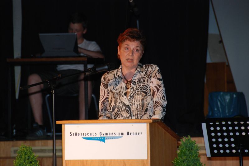 Frau Roos-Schumacher richtete als Schulausschussvorsitzende einige Worte an die G-8er.