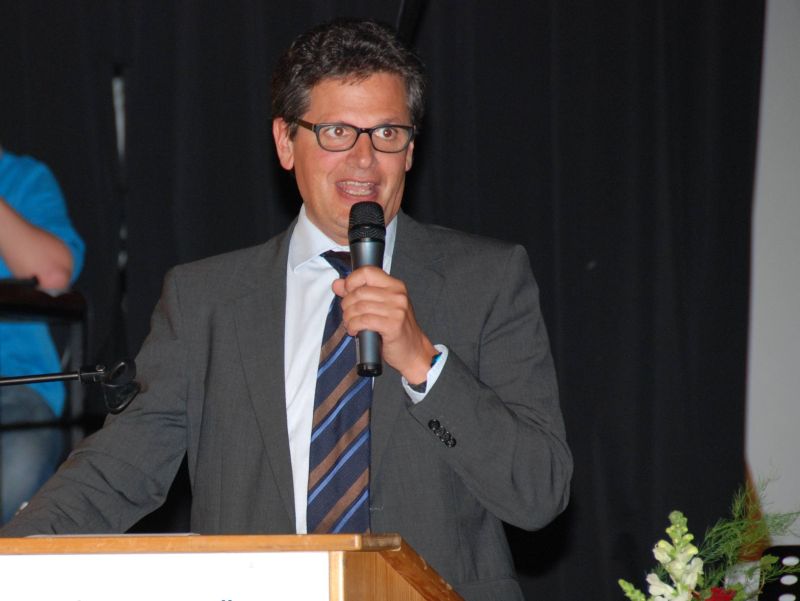 "Wege entstehen dadurch, dass man sie geht" - Der Bürgermeister beweist mit dem Kafka-Zitat, mit dem er die Schüler verabschiedete, seine Literaturkenntnisse. Ob er es auch am SGH gelernt hat?