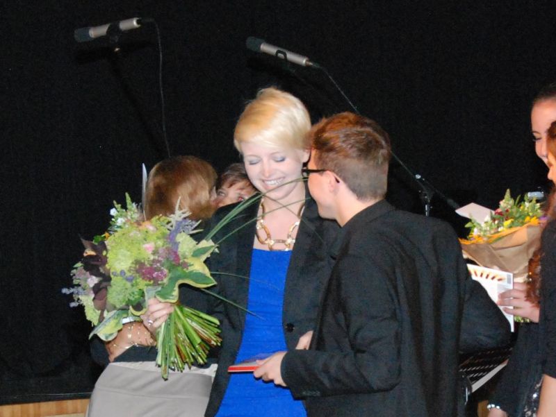 Anna wurde am Ende von allen Seiten für ihr Engagement für Stufe und Schule geehrt.