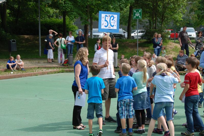 Ob Herr Brüggemann und Frau Emons ihrer Klasse schon vorher mitteilten, sie sollten sich blau kleiden?