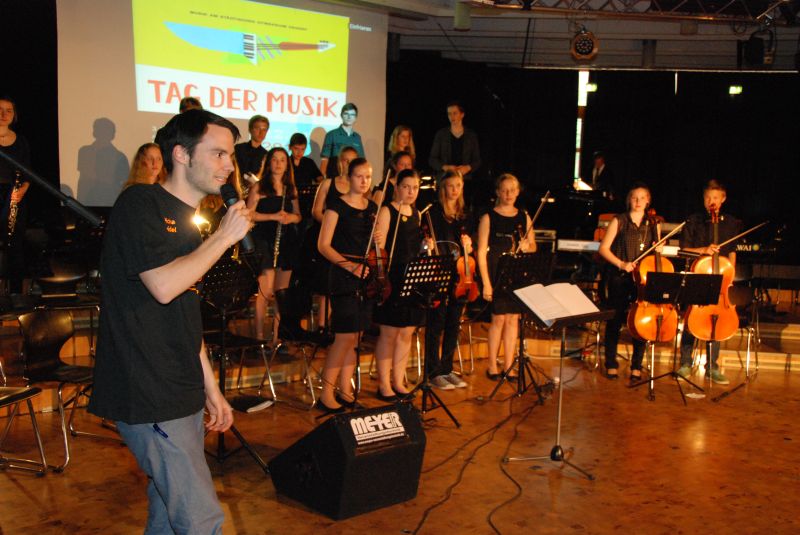 Das Schulorchester con fuoco nimmt den Applaus entgegen.
