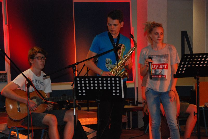 Die Homebodies on Stage auf der Bühne in der Pausenhalle.