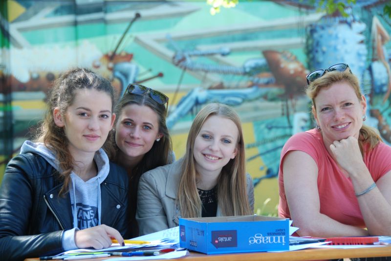 Parallel zum Campus Cup fand der Sponsorenlauf statt, unter anderem organisiert von Jana aus der Q1 (li) mit erfahrener Unterstützung durch Frau Hausmann (re).