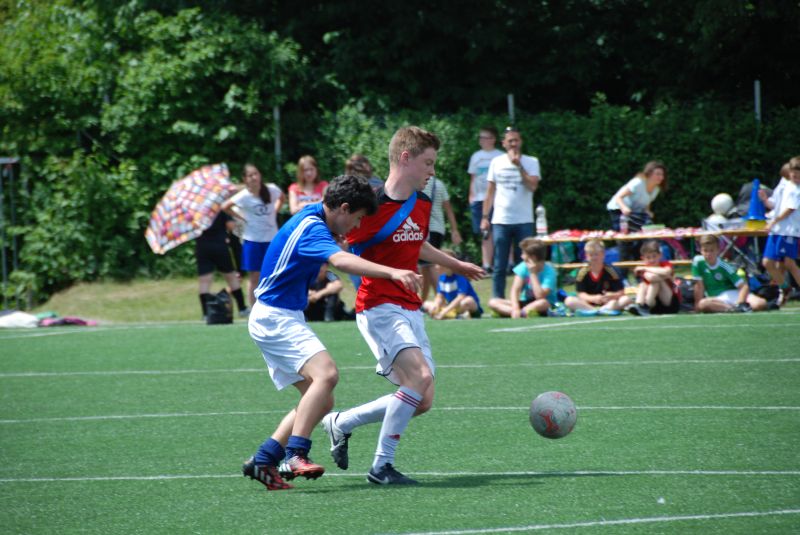 Duell im Mittelfeld.
