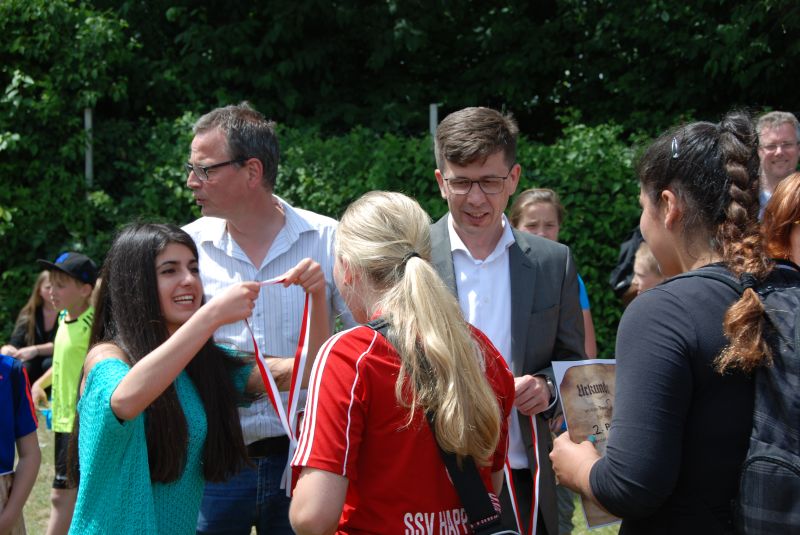 Honja ehrt die Mannschaften auf den vorderen Plätzen.