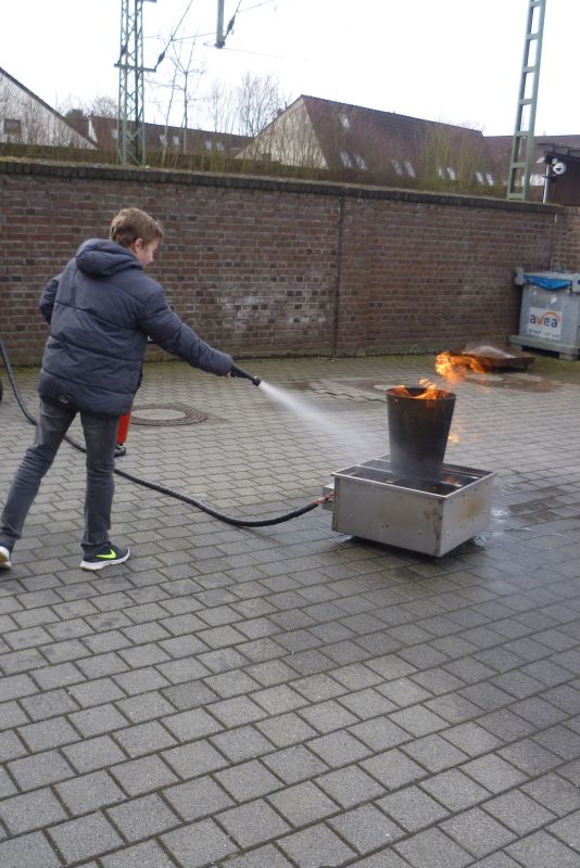 So löscht man einen Gasbrand.
