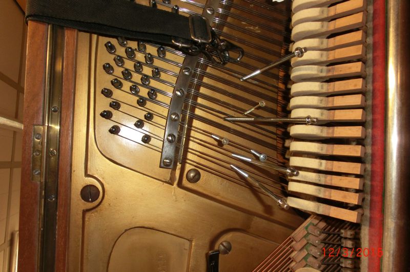 Das Piano - präpariert mit Nägeln ...