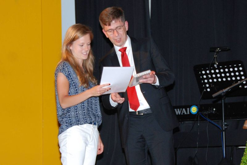 Annika freut sich über ein exzellentes Abitur.