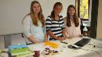 Während Herr Nelson biologische Grundlagen und das Mikroskopieren von seinen Schülerinnen erklären lässt…