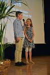 Mika und Rika aus dem jetzigen Jahrgang 5 gratulieren den Abiturienten. Souveräner Auftritt!