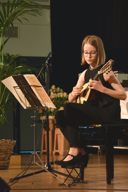 Den ersten musikalischen Beitrag lieferte Svenja Lienemann, zunächst auf der Mandoline, dann auf der Konzertgitarre.