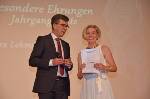 Besonders geehrt werden stets die Jahrgangsbesten mit einem Schnitt von 1,0. Diesmal gab es direkt sechs davon, hier zu sehen Kira Lehmacher ...