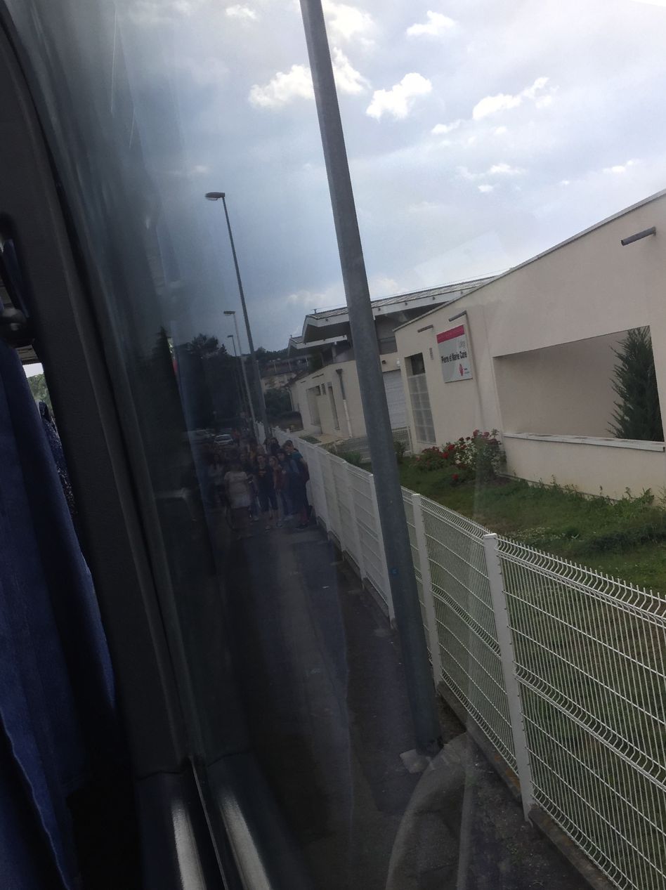 Da draußen ist das collège, davor stehen unsere corres.