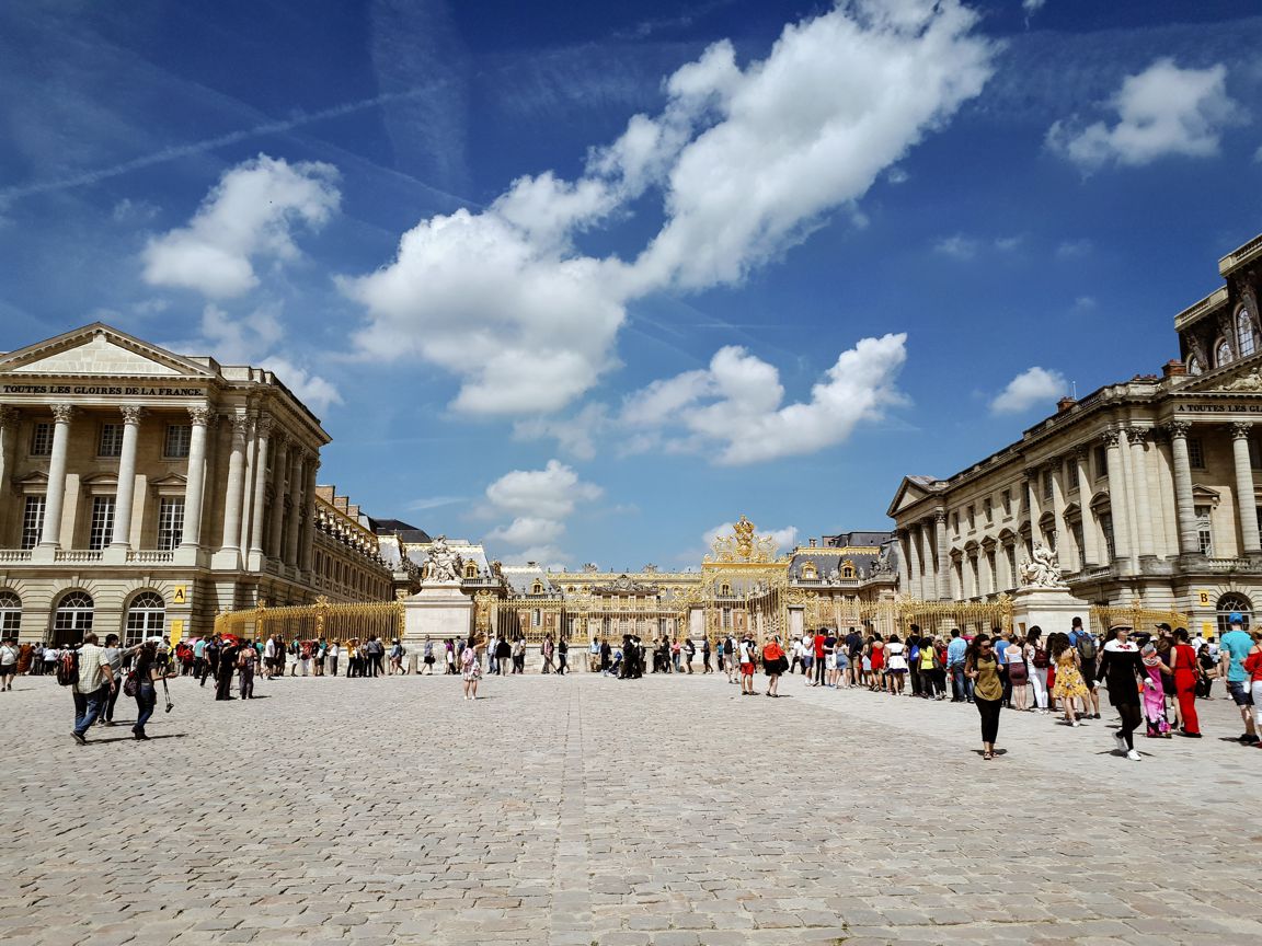 Vor dem Schloss von Versailles.