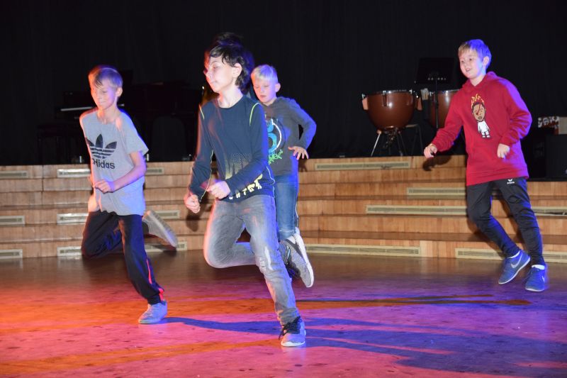B-Boys beim breakdance.