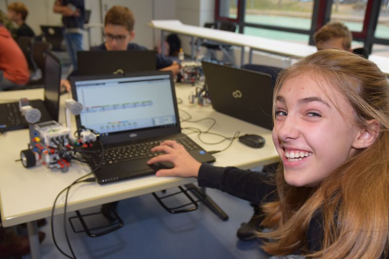 Nina sagt dem Roboter wo es lang geht.