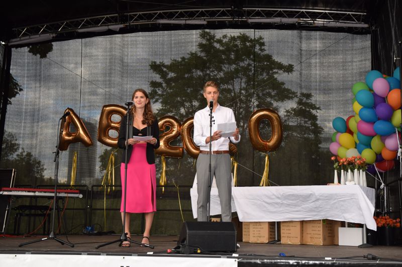 Anne Reuther und Torge Kruse übernehmen Verantwortung: die Rede aus der Schülerschaft.