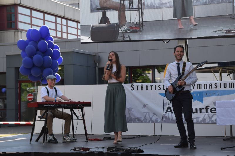 Luisa und Marius (Abi 2020) performen mit Herrn Seidel.