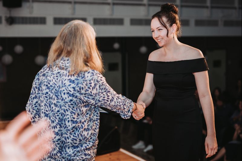 Die Jahrgangsbeste, Zoe Schmitz. Dafür wird sie auch mit dem Hennefer Schülerpreis geehrt. Zudem erhält sie auch den Preis für besondere Leistungen im Fachbereich I (v.a. Sprachen).